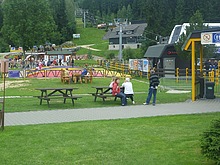 U lanovky je ob�� nafukovac� trampol�na