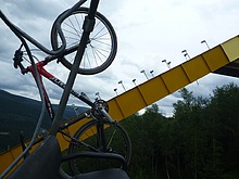 Kolo na lanovce a v pozad� mamut� m�stek