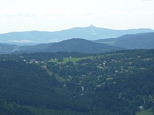 Z lanovky je po prav� stran� v d�li vid�t Je�t�d