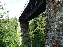 �elezni�n� most p�es Jizeru, kde jezd� obl�ben� Zuba�ka