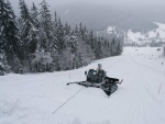 Příprava červené sjezdovky v Ryžovišti na závodní trať