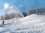 Příprava červené sjezdovky v Ryžovišti na závodní trať